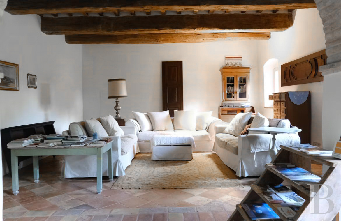 En Italie centrale, dans la région des Marches et à proximité d’Urbino, une ancienne ferme du 15e siècle dominant la campagne - photo  n°7